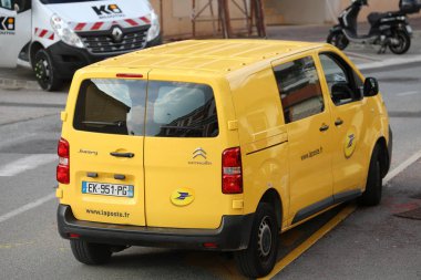 Roquebrune-Cap-Martin, Fransa-14 Kasım 2018: Sokakta Park La Poste sarı koli teslimat hizmeti Van (Citroen Jumpy). La Poste posta servisi Fransa şirketidir