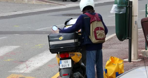 Roquebrune Cap Martin França Novembro 2018 Yellow Postal Delivery Motor — Vídeo de Stock