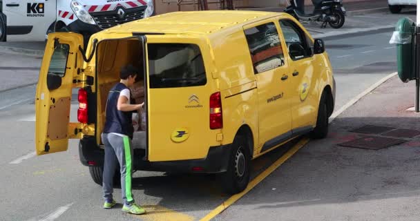 Roquebrune Cap Martin Francia Noviembre 2018 Poste Yellow Parcel Delivery — Vídeo de stock