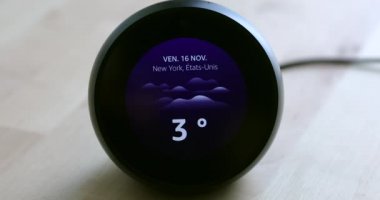 Paris, Fransa - 16 Kasım 2018: Ekranda, New York, Ny (ABD) hava sıcaklığını gösteren Amazon yankı Spot kişisel Akıllı Yardımcısı yakın görünümü - Dci 4k çözünürlük