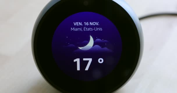 Paris Franța Noiembrie 2018 Amazon Echo Spot Personal Smart Assistant — Videoclip de stoc