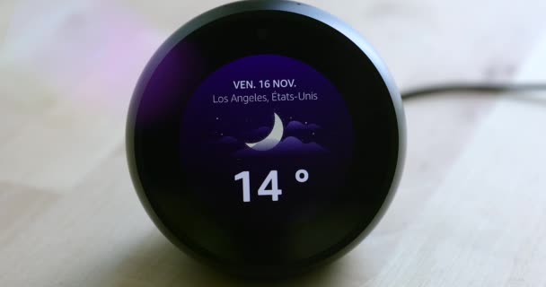 París Francia Noviembre 2018 Amazon Echo Spot Personal Smart Assistant — Vídeo de stock