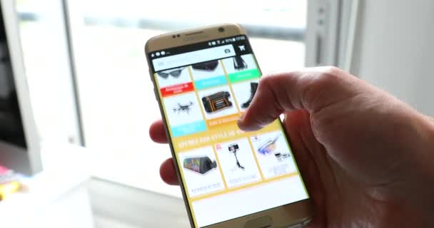 París Francia Noviembre 2018 Hombre Usando Aplicación Aliexpress Con Smartphone — Vídeos de Stock