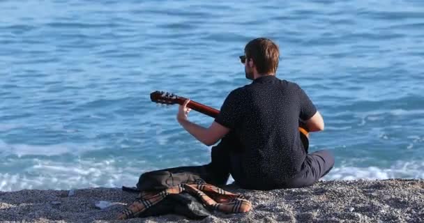 Menton Franciaország 2018 December Fiatal Férfi Játszik Akusztikus Gitár Beach — Stock videók