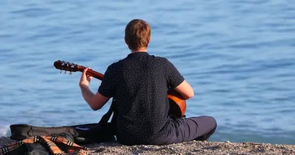 Menton Frankreich Dezember 2018 Junger Mann Spielt Akustikgitarre Strand Mittelmeer — Stockvideo