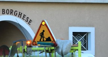 Roquebrune-Cap-Martin, Fransa-5 Aralık 2018: İş kamyonla farklı yol işaretleri, yol bakım aletleri, Closeup görünümü - Dci 4k Video