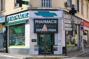 Roquebrune-Cap-Martin, Fransa-5 Aralık 2018: Cephe Roquebrune-Cap-Martin, Fransız Riviera, Fransa, Avrupa, Closeup görünümü Fransız bir eczane 