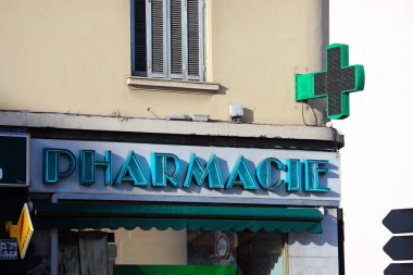 Roquebrune-Cap-Martin, Fransa-5 Aralık 2018: Cephe Roquebrune-Cap-Martin, Fransız Riviera, Fransa, Avrupa, Closeup görünümü Fransız bir eczane