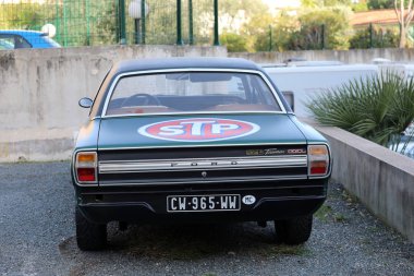 Roquebrune-Cap-Martin, Fransa-5 Aralık 2018: Park Street, French Riviera, Fransa, Avrupa, Closeup görünümü yeşil araba Ford Taunus Gxl Coupe