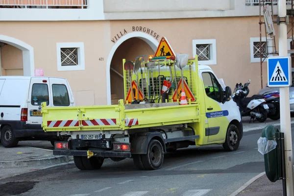 Roquebrune Cap Martin Γαλλία Δεκεμβρίου 2018 Φορτηγό Εργασία Διαφορετικές Πινακίδες — Φωτογραφία Αρχείου