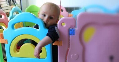 Sevimli genç çocuk içinde renkli çocuk parkı ayakta bebek. Kadar görünüm portre - Dci 4 k çözünürlüklü kapatın