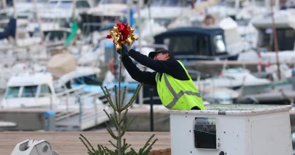 Menton France December 2018 Worker Crane Install Decorate Christmas Tree — стоковое видео