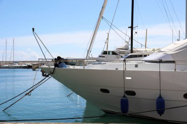 Menton, Fransa - 31 Mart 2018: Tekneler ve yatlar bir marinada günbatımında hizalı. Cote d'Azur, Provence, French Riviera, Fransa, Europe