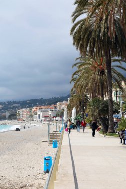 Menton, Fransa - 5 Nisan 2018: Güzel görünümü, sahil kasaba, Menton, palmiye ağaçları, binalar, Beach ve Akdeniz deniz, Fransız Rivierası, Europe