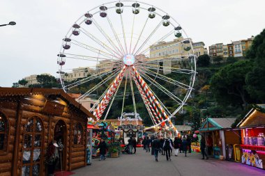 Monte-Carlo, Monaco-13 Aralık 2018: Giant Ferris Wheel piyasada Monaco Noel, Noel pazarları köyü 2018 yılında Fransız Rivierası'nda, Europe