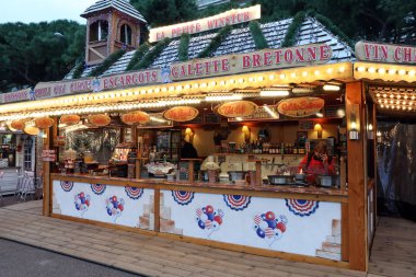 Monte-Carlo, Monaco-13 Aralık 2018: Işıklı Noel adil Kiosk piyasa ahır satış geleneksel Fransız tatlı krep Noel köyde. Monaco Noel pazarı 2018 yılında Fransız Rivierası'nda, Europe