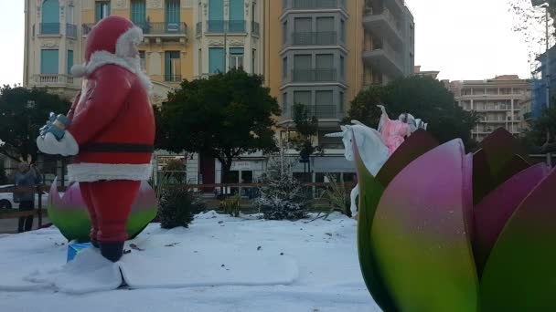 サンタ クロースとマントン市自治体 アルプ マリティーム県 フランス ヨーロッパ 解像度の公共広場ジャルダン Biovs のクリスマスの装飾のマントン フランス — ストック動画
