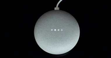 Paris, Fransa - 17 Aralık 2018: Kablo (tebeşir renkli), bir Google Ana sayfa Mini havai görünümü siyah arka plan. Akıllı hoparlör ile Google kalfa, sanal asistan yapay zeka - Dci 4 k çözünürlük tarafından desteklenmektedir