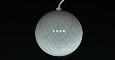 Paris, Fransa - 17 Aralık 2018: Kablo (tebeşir renkli), bir Google Ana sayfa Mini havai görünümü siyah arka plan. Akıllı hoparlör ile Google kalfa, sanal asistan yapay zeka - Dci 4 k çözünürlük tarafından desteklenmektedir