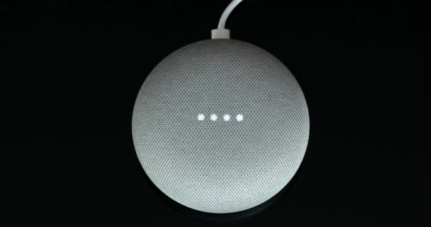 Paříž Francie Prosince 2018 Pohled Google Home Mini Kabelem Křídové — Stock video