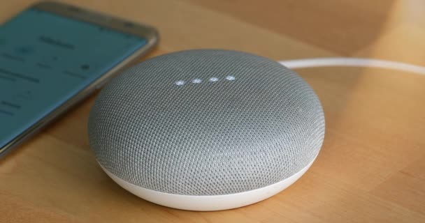 Paříž Francie Prosince 2018 Google Home Mini Dřevěný Stůl Křídové — Stock video