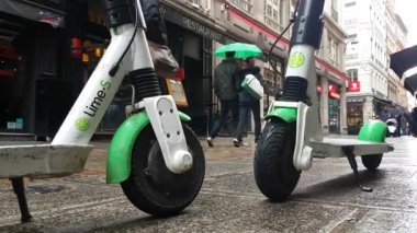 Lyon, Fransa - 4 Ocak 2019: İki kireç-S elektrikli Kiralama Scooter Lyon, Fransa, Avrupa - 4 k çözünürlüklü Rue Merciere sokakta park edilmiş