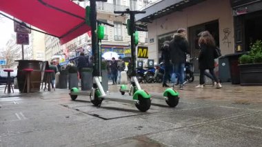 Lyon, Fransa - 4 Ocak 2019: Dört kireç-S elektrikli Kiralama Scooter Lyon, Fransa, Avrupa - 4 k çözünürlüklü Rue Merciere sokakta park edilmiş