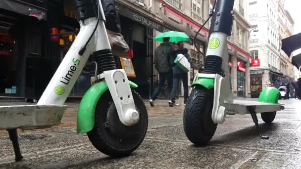 Lyon Frankrijk Januari 2019 Twee Kalk Elektrische Verhuur Scooters Geparkeerd — Stockvideo