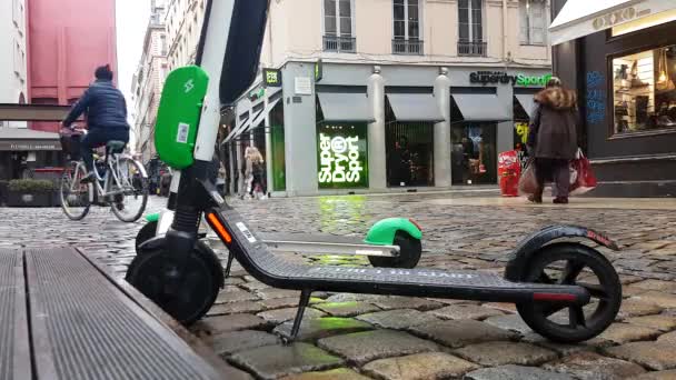 Lyon Franciaország Január 2019 Két Lime Elektromos Bérleti Robogó Parkolt — Stock videók