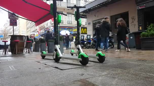 Lyon Francia Enero 2019 Cuatro Vespa Eléctrica Alquiler Lime Estacionada — Vídeos de Stock