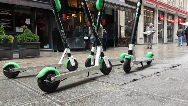 Lyon Frankrijk Januari 2019 Vier Kalk Elektrische Verhuur Scooters Geparkeerd — Stockvideo