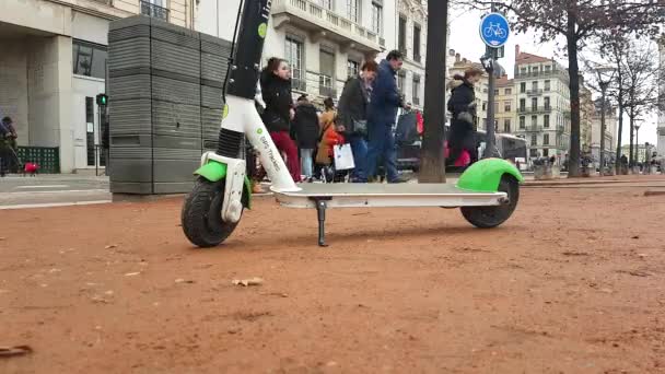 Lyon Francia Enero 2019 Lime Electric Rental Scooter Estacionado Lugar — Vídeos de Stock