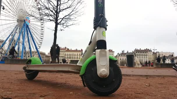 法国里昂 2019年1月4日 电动租车滑板车停在贝莱库尔广场在里昂 — 图库视频影像