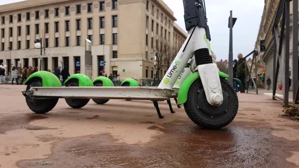 Lyon France Janvier 2019 Quatre Scooters Électriques Location Lime Garés — Video