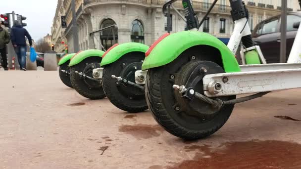 Lyon Frankrike Januari 2019 Fyra Lime Elektriska Hyra Scooter Parkerad — Stockvideo