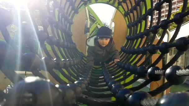Lindo Bebé Arrastrándose Través Puente Túnel Cuerda Parque Infantil Vista — Vídeo de stock