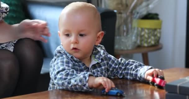 Милий Хлопчик Грає Іграшкові Машинки Крупним Планом Подання Портрет Резолюції — стокове відео