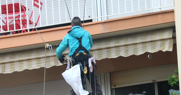 Roquebrune Cap Martin Francia Enero 2019 Hombre Sostiene Una Cuerda — Vídeos de Stock