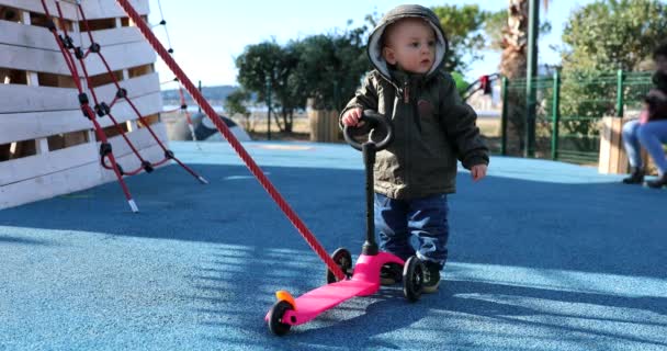Şirin Bebek Çocuk Bir Tekerlekli Scooter Ile Oyun Alanı Üzerinde — Stok video