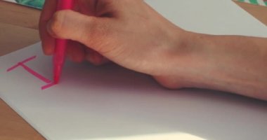 El yazma Love beyaz kağıda yakın görünümü - Dci 4k çözünürlük