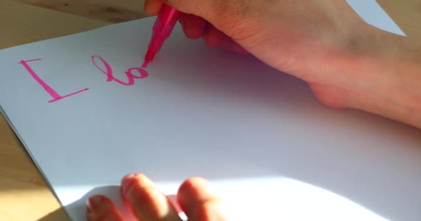 Vrouwelijke Hand Schrijven Love Een Wit Vel Papier Close Dci — Stockvideo