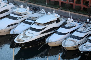 Fontvieille, Monako - 10 Ocak 2019: En iyi görünümü dizilmiş gemiler ve Lüks Yatlar, tekneler Fontvieille bağlantı noktası Monaco, Fransız Riviera, Avrupa'nın içinde demirleyen
