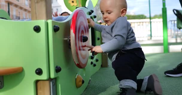 Bonito Menino Girando Uma Roda Espiral Parque Infantil Livre Close — Vídeo de Stock