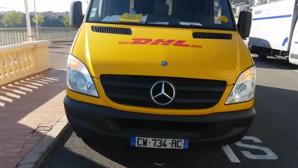 摩纳哥蒙特卡洛 2019年1月25日 黄色梅赛德斯 奔驰短跑车 Dhl 交付卡车停在摩纳哥的街道 法国里维埃拉 — 图库视频影像