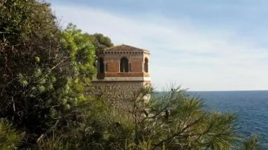Akdeniz, kıyı kayalar manzara, Roquebrune-Cap-Martin, Fransız Rivierası'nda, Fransa - 4 k Video güzel manzaralı lüks Villa A kule taş