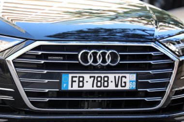 Monte-Carlo, Monaco-25 Ocak 2019: Lüks siyah Audi A8 araba önünde Hermitage Hotel Monte-Carlo Monako'da park etmiş. Fransız Rivierası, Europe