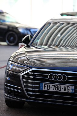 Monte-Carlo, Monaco-25 Ocak 2019: Lüks siyah Audi A8 araba önünde Hermitage Hotel Monte-Carlo Monako'da park etmiş. Fransız Rivierası, Europe