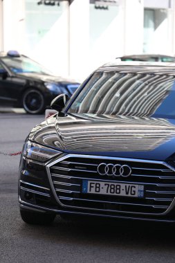 Monte-Carlo, Monaco-25 Ocak 2019: Lüks siyah Audi A8 araba önünde Hermitage Hotel Monte-Carlo Monako'da park etmiş. Fransız Rivierası, Europe