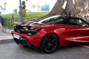 Monte-Carlo, Monaco-25 Ocak 2019: Güzel kırmızı Mclaren 720s önünde Hermitage Hotel Monte-Carlo Monako Supercar Park. Fransız Rivierası, Europe