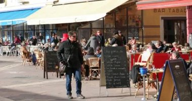 Nice, Fransa - 29 Ocak 2019: restoranlar (Cours Saleya) eski güzel, terasta açık havada yemek insanlar Fransız Riviera, Fransa, Avrupa - Dci 4k çözünürlük